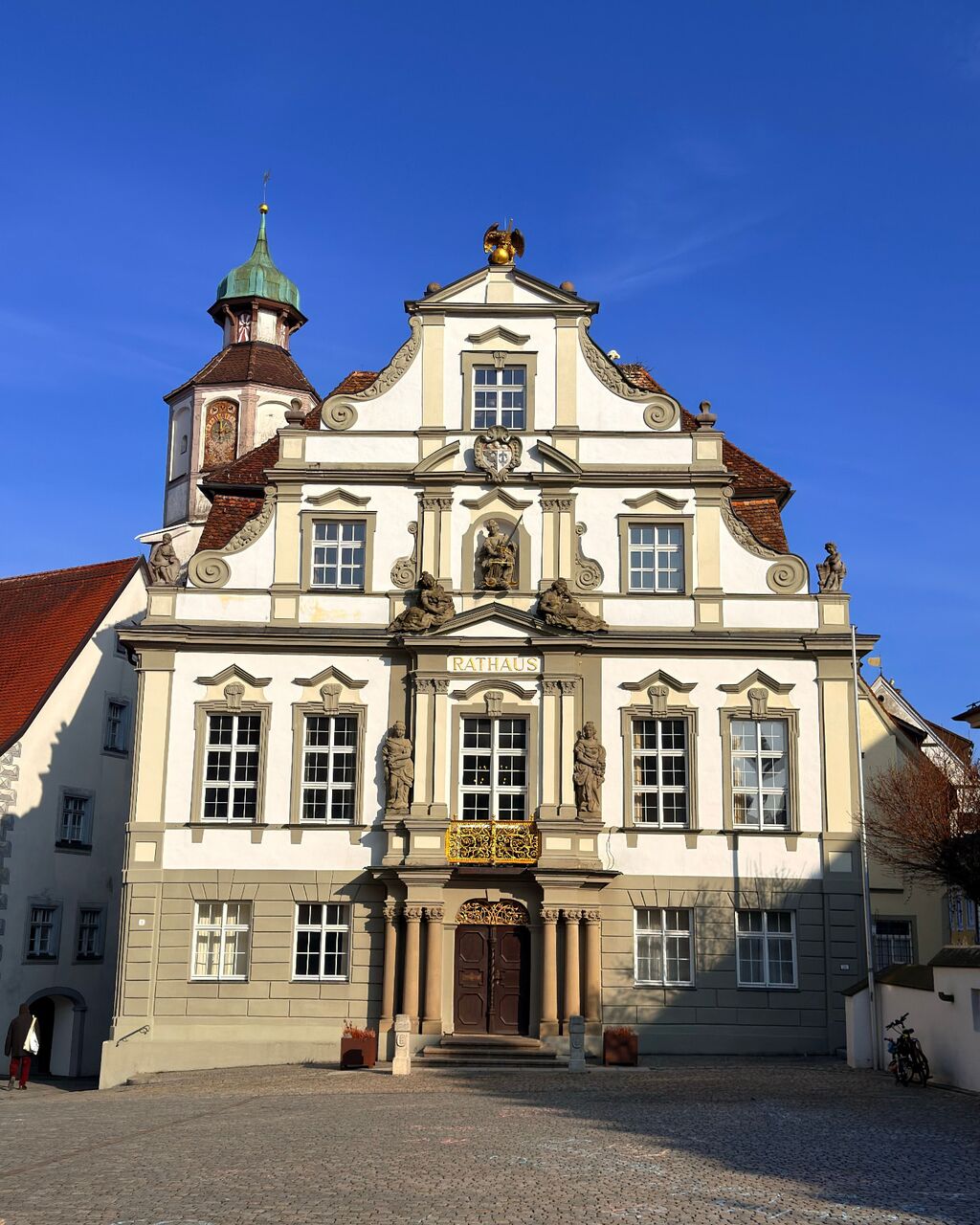 Historisches Rathaus mit Marktplatz, Sinnbild für Stadt-, Gemeinde- und Kreisverwaltung